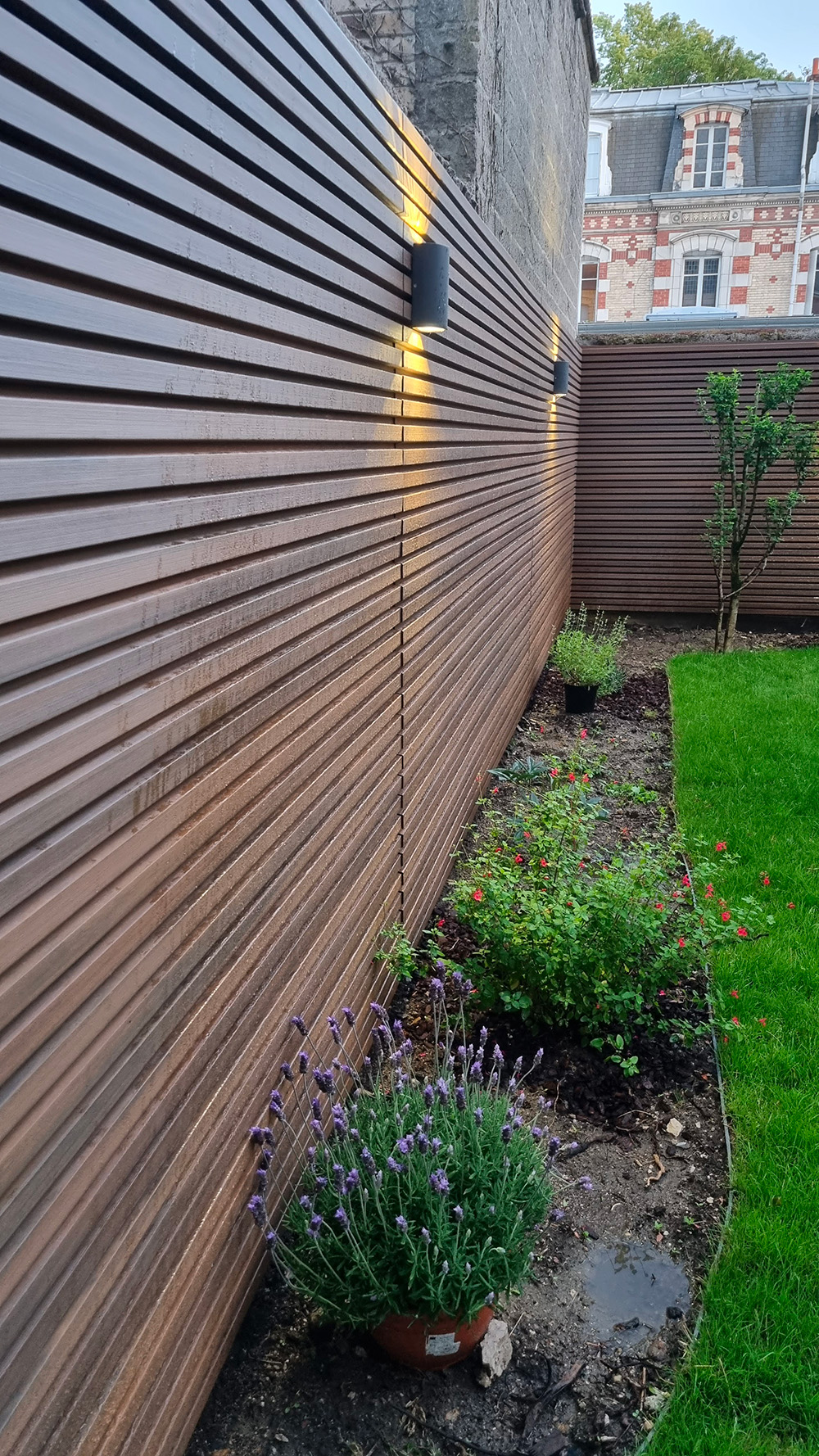 mur de jardin avec claire-voie composite teck