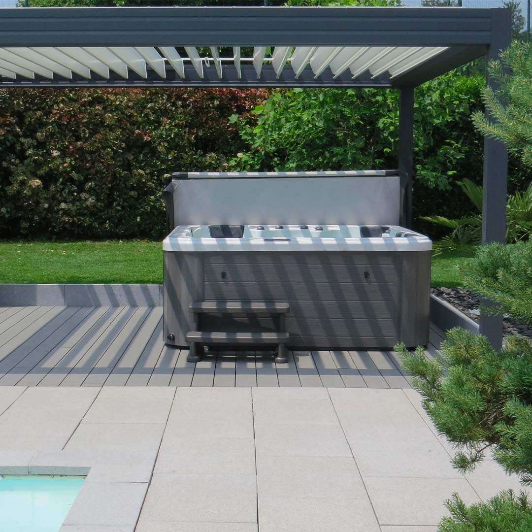 espace détente avec spa et pergola sur terrasse composite teinte béton 