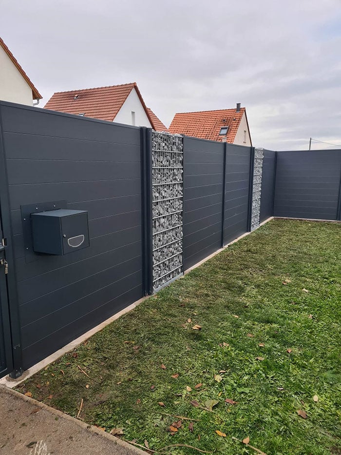 Association de panneaux aluminium et des clôture en gabion