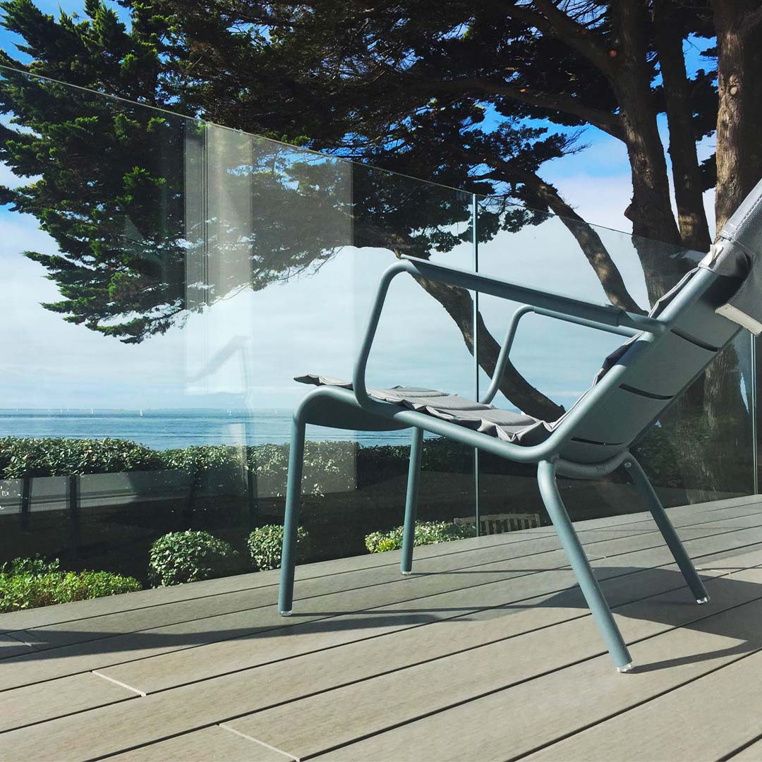 terrasse composite teinte béton et finitions lisses avec vue sur mer terrasse composite teinte béton et finitions lisses avec vue sur mer