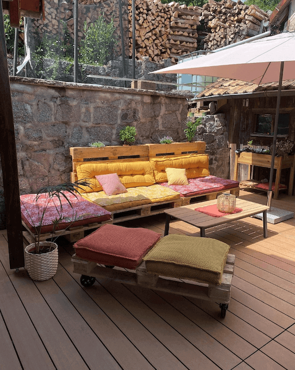 Terrasse en bois composite avec salon de jardin DIY