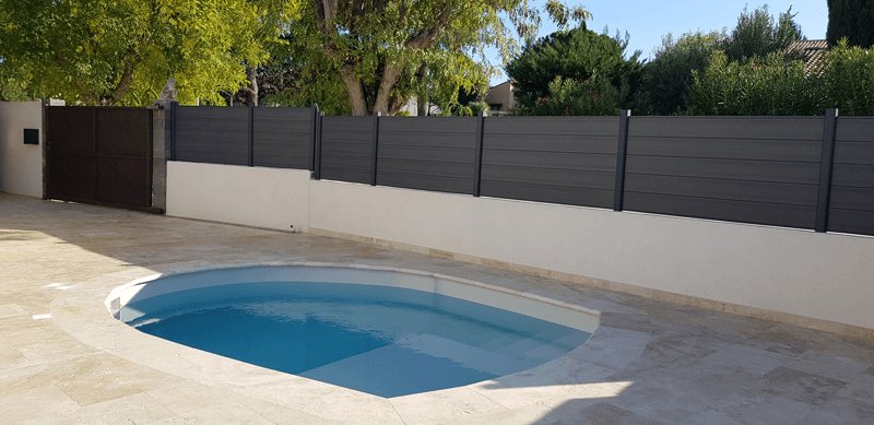 Cloture sur muret avec piscine