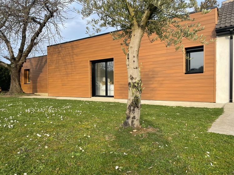 maison moderne et façade en bois composite ultraprotect teinte teck