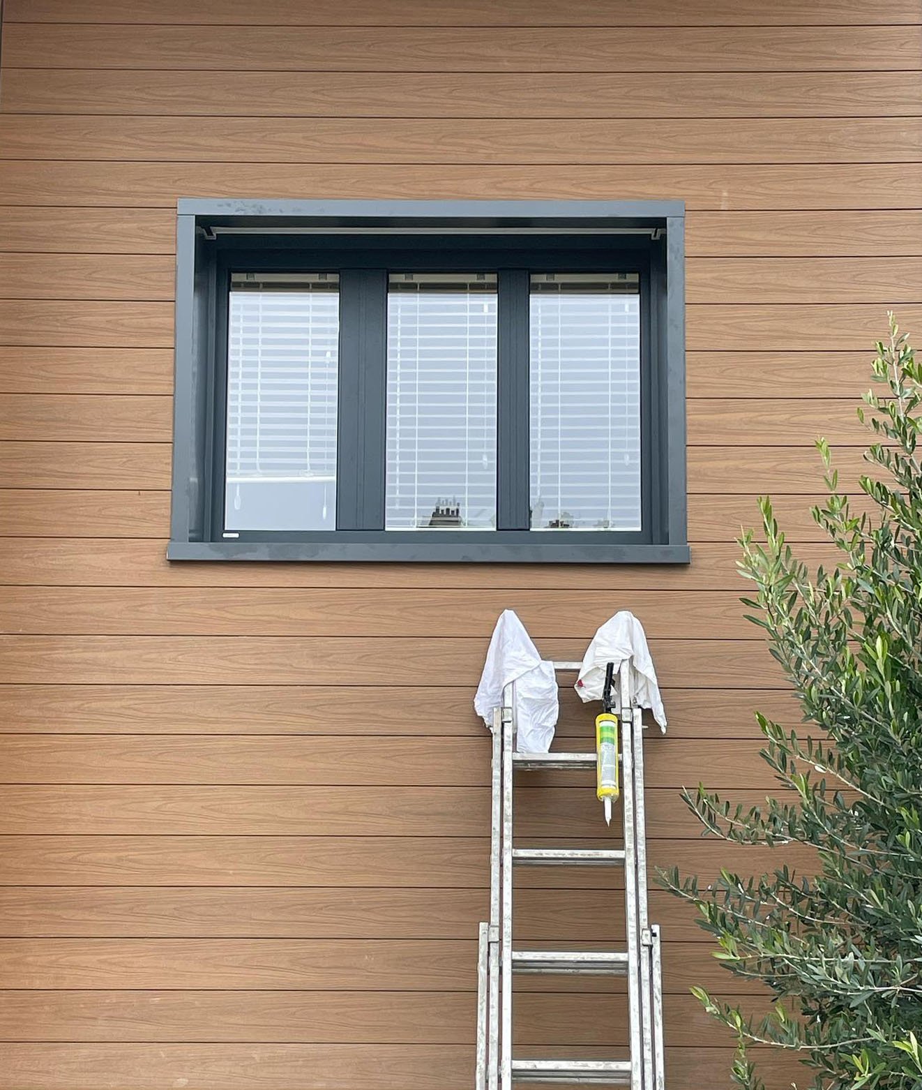 bardage horizontal en bois composite et contour de fenêtre Avenir Renovation