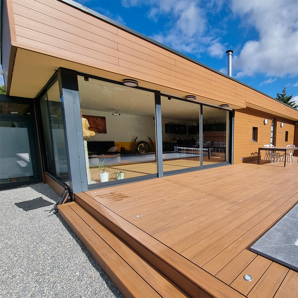 bardage maison plain pied moderne en bois composite couleur bois teck