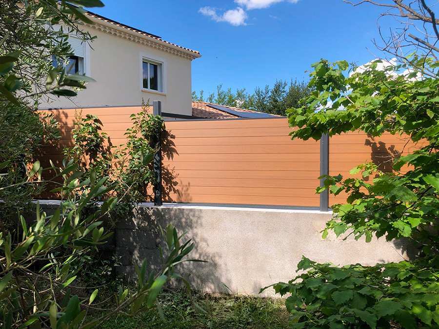 cloture teck sur muret