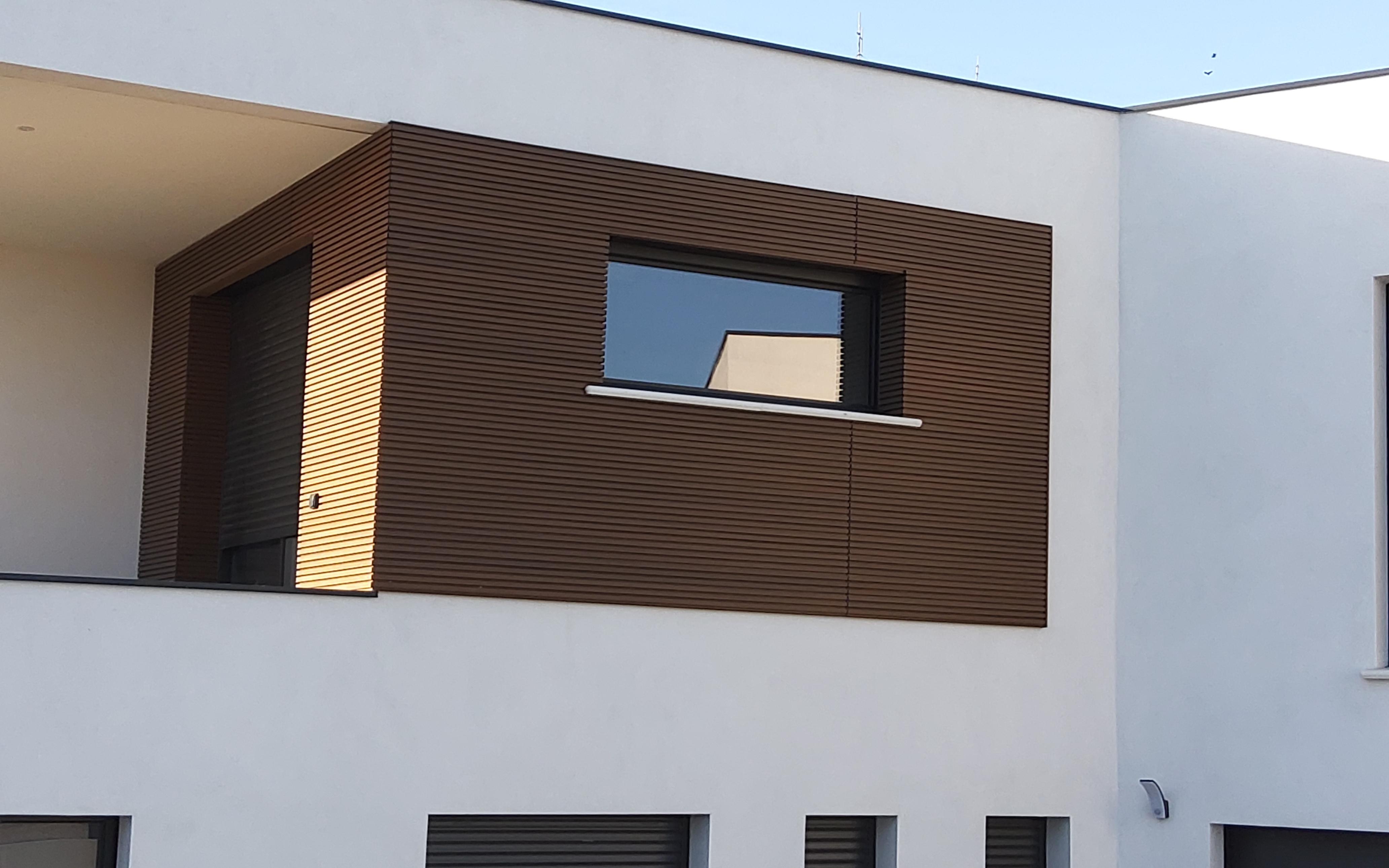 façade supérieur claire-voie neo xs teinte teck sur maison moderne