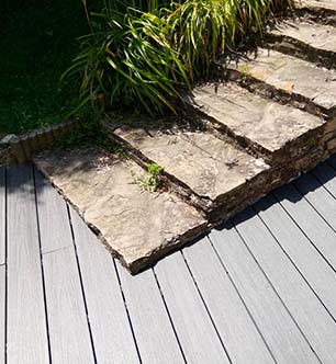 escalier en pierre et sol en bois composite neowood anthracite