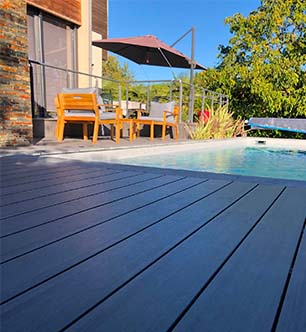 lames bois composite pour terrasse en contour de piscine