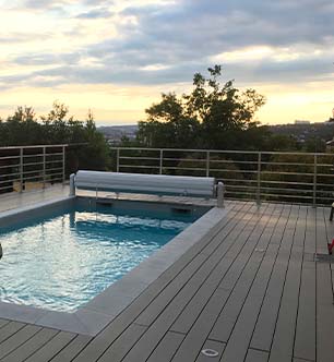 toit terrasse avec piscine et revêtement composite couleur béton