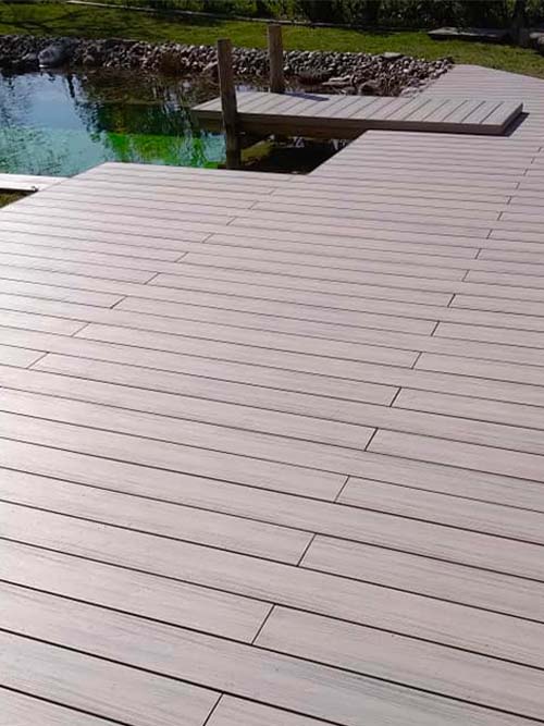 terrasse de piscine naturelle et ponton en lames composite neowood béton