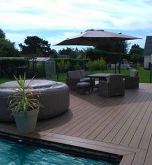 terrasse composite couleur ipé, spa et salon de jardin