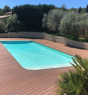 terrasse de piscine arrondie composite teinte ipé