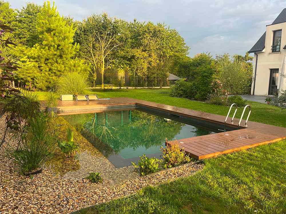 piscine naturelle et terrasse