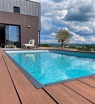 terrasse de piscine avec lames composite ipé finitions structurées