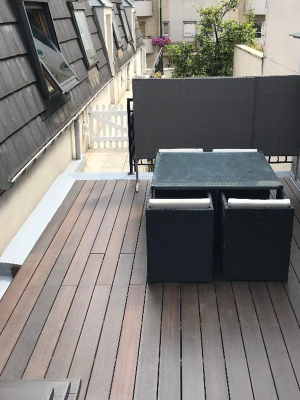 Balcon parisien avec revêtement de sol bois composite neowood noyer