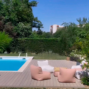 plage de piscine en bois composite sable style provençal