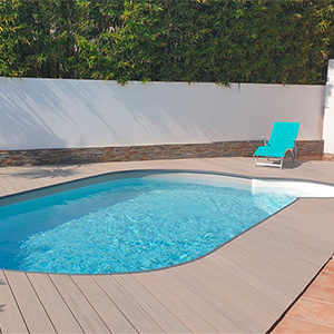 terrasse de piscine arrondie en bois composite ultraprotect sable