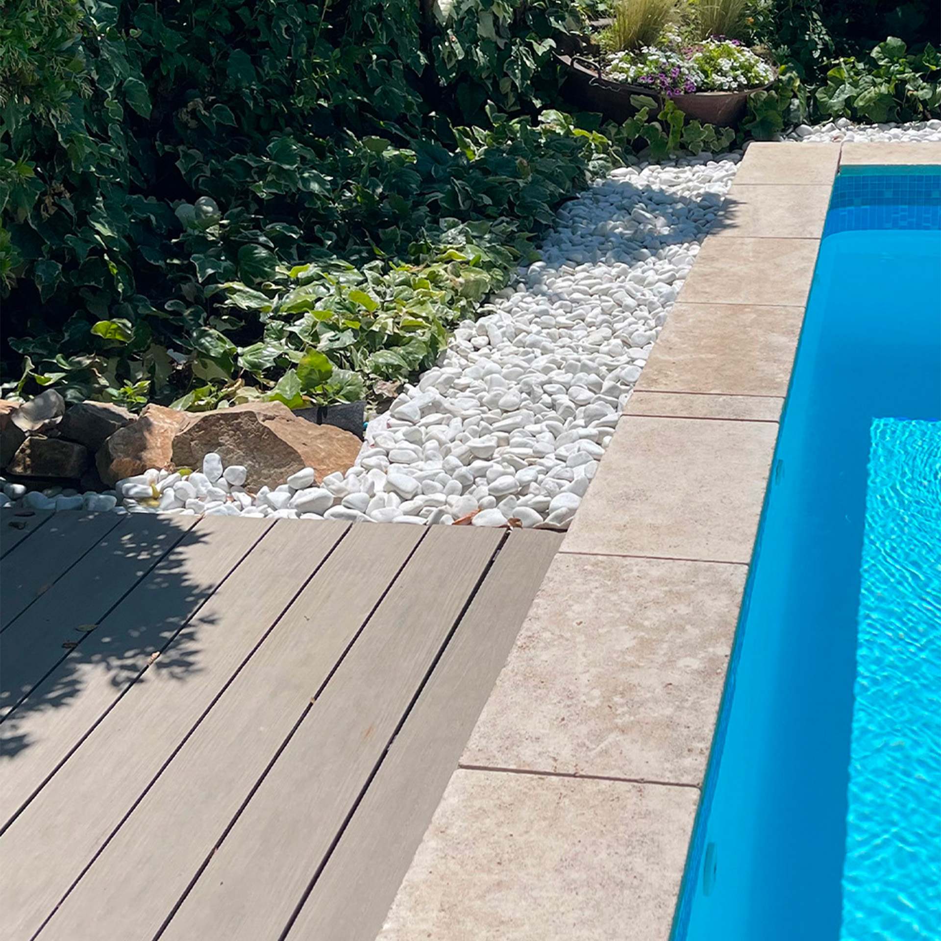 aménagement paysager contour de piscine avec lame composite sable