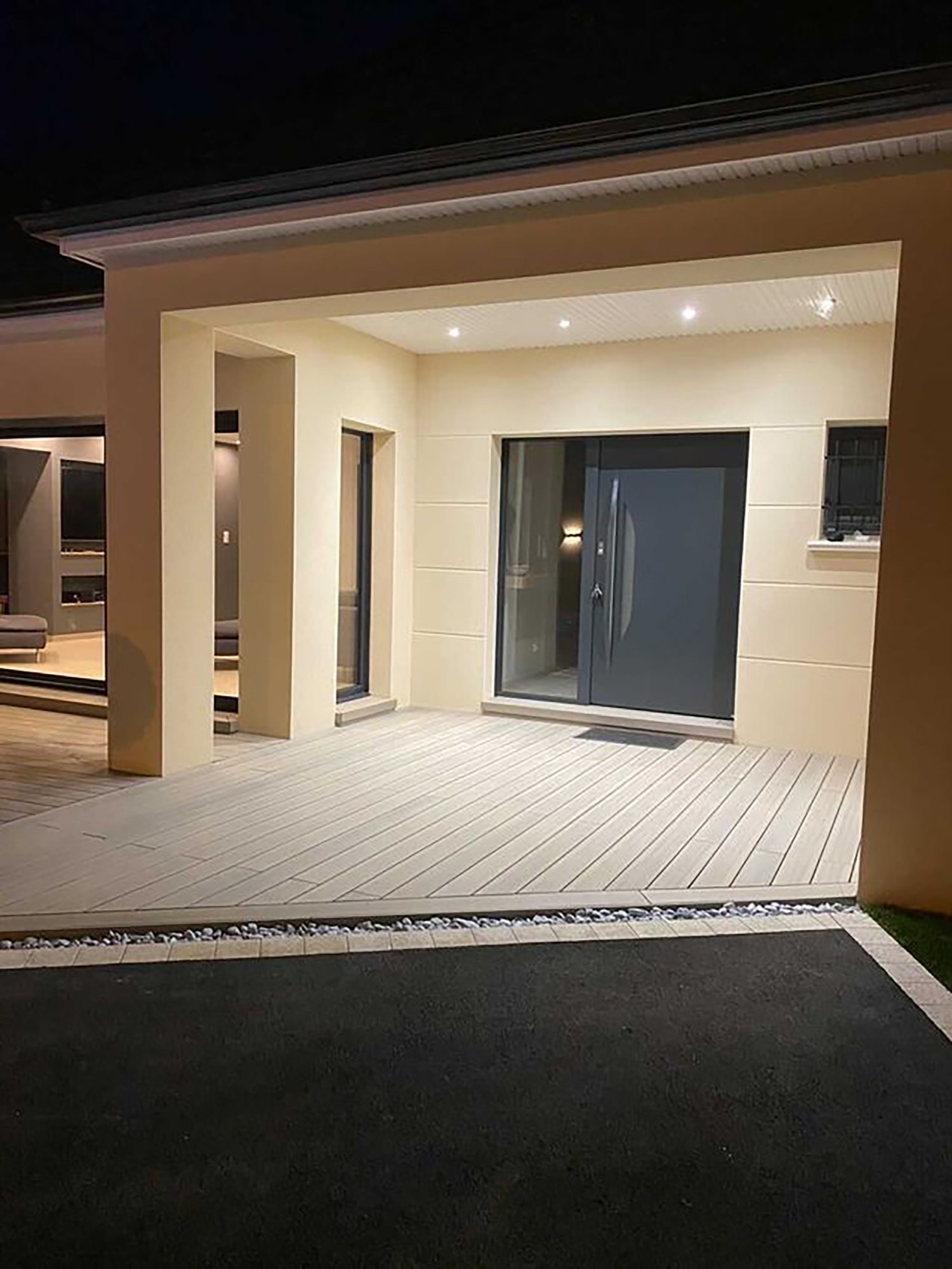 entrée de maison moderne avec sol bois composite neowood couleur sable