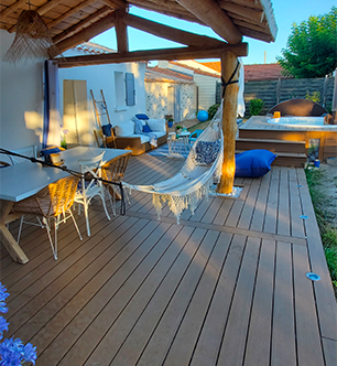 terrasse bohème avec sol en bois composite couleur teck