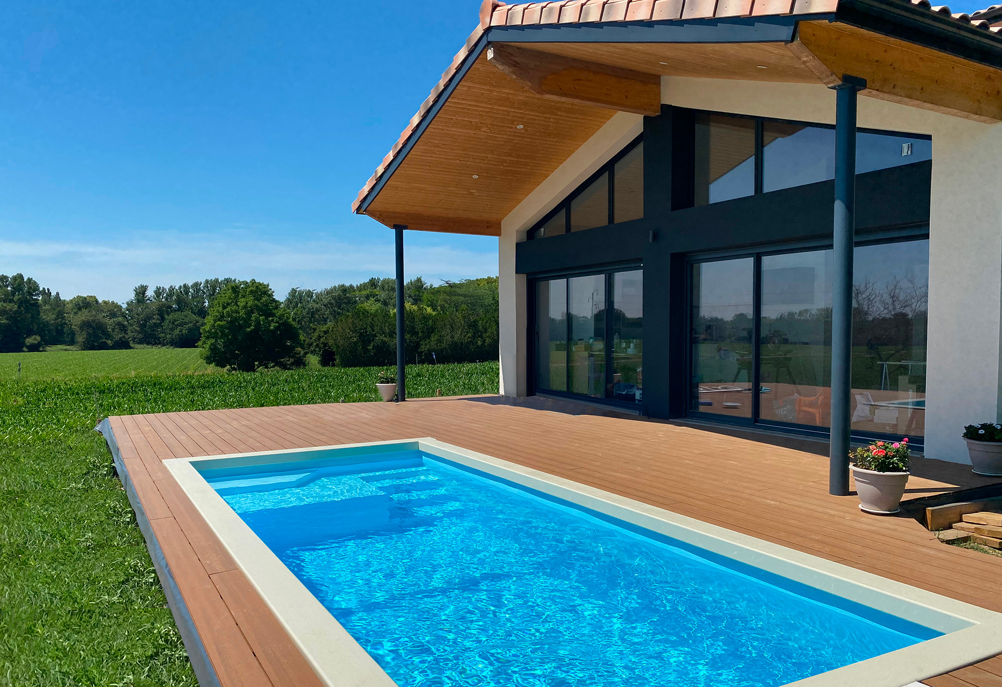 grande terrasse en bois composite teinte teck et piscine