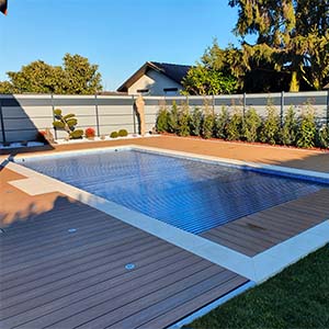 terrasse de piscine en bois composite teck