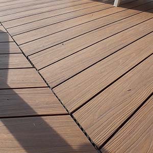 zoom lames terrasse en bois composite teinte teck et finitions structurées
