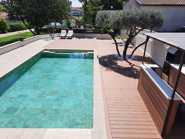 terrasse de piscine en bois composite teinte teck