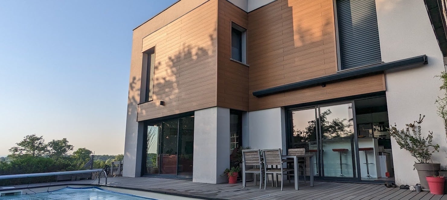 Villa avec façade bardage bois composite teck