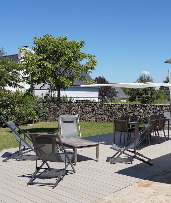 Terrasse composite sable avec salon de jardin bois