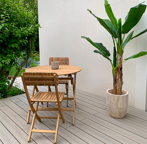 petite terrasse épurée et naturelle avec revêtement de sol en bois composite teinte sable neowood petite terrasse épurée et naturelle avec revêtement de sol en bois composite teinte sable neowood