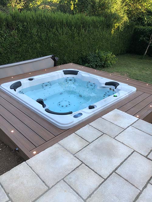 contour de spa en lames composite neowood teinte teck et finitions structurées contour de spa en lames composite neowood teinte teck et finitions structurées