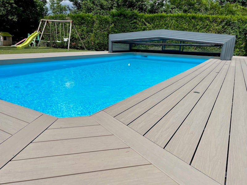 Terrasse en bois composite piscine