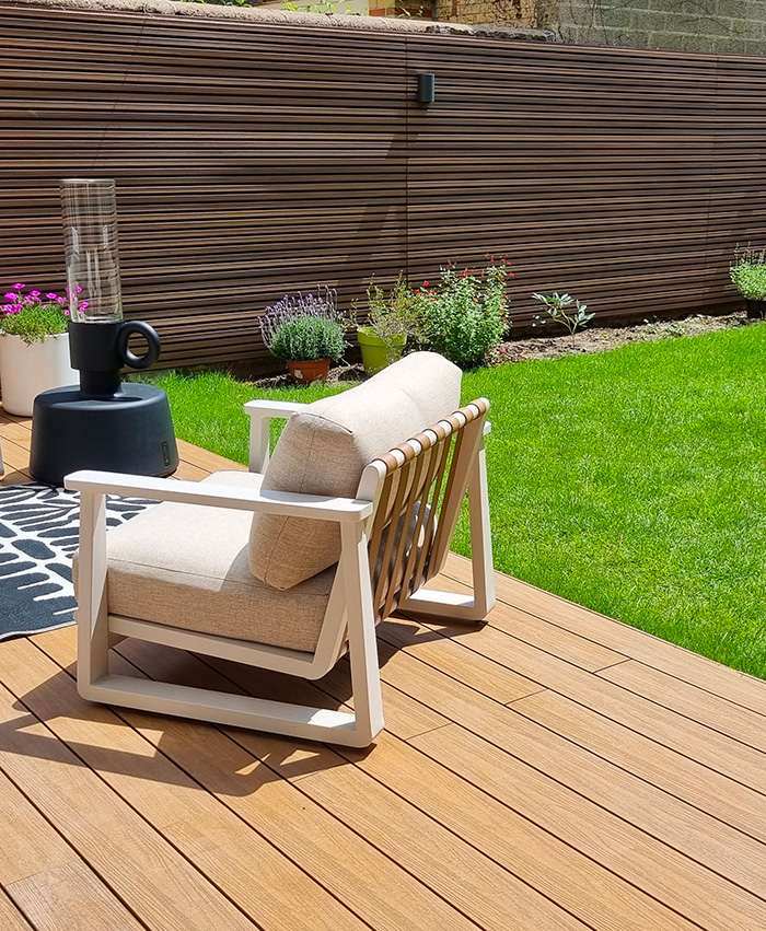 fauteuil jardin extérieur sur terrasse composite