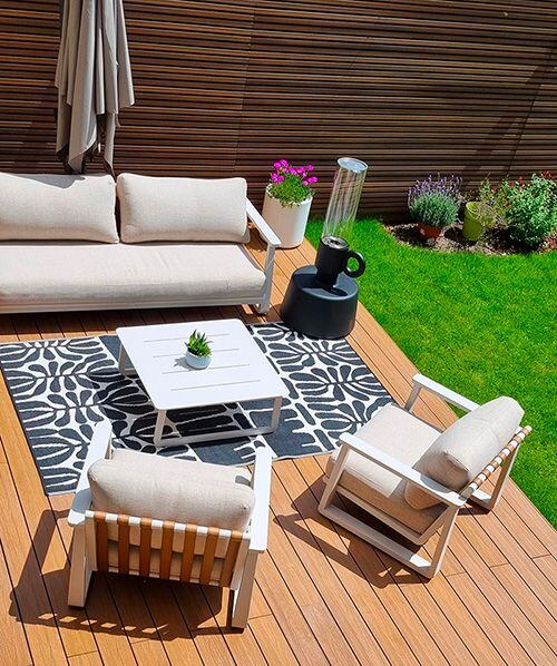 terrasse composite et salon de jardin