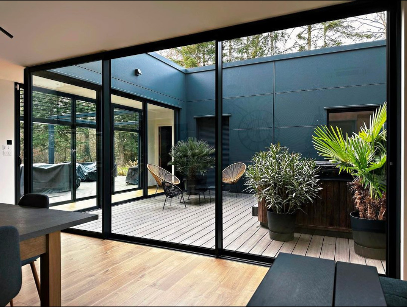 patio avec lames de terrasse composite neowood