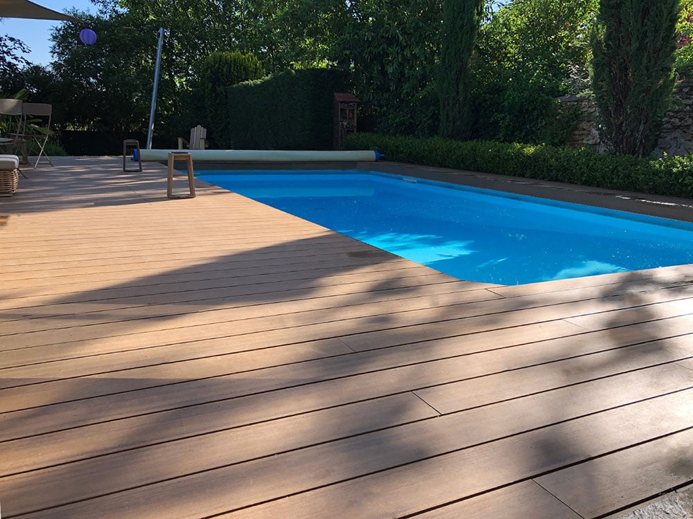 piscine et terrasse bois composite en lames neowood teck 