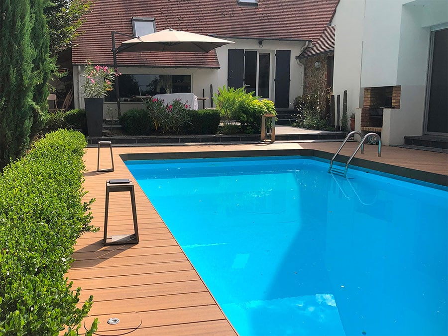 plage de piscine en bois composite UltraProtect teinte teck 