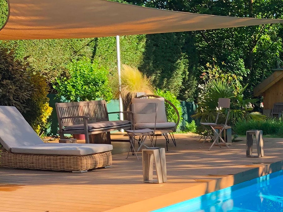 terrasse ultraprotect teck et salon de jardin en bord de piscine