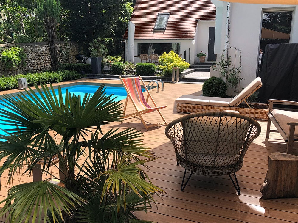 Salon de jardin sur terrasse de piscine en bois composite neowood teck