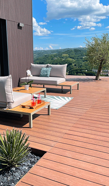 salon de jardin sur terrasse composite teinte ipé