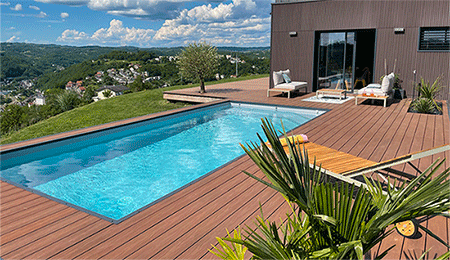 grande terrasse composite et maison moderne