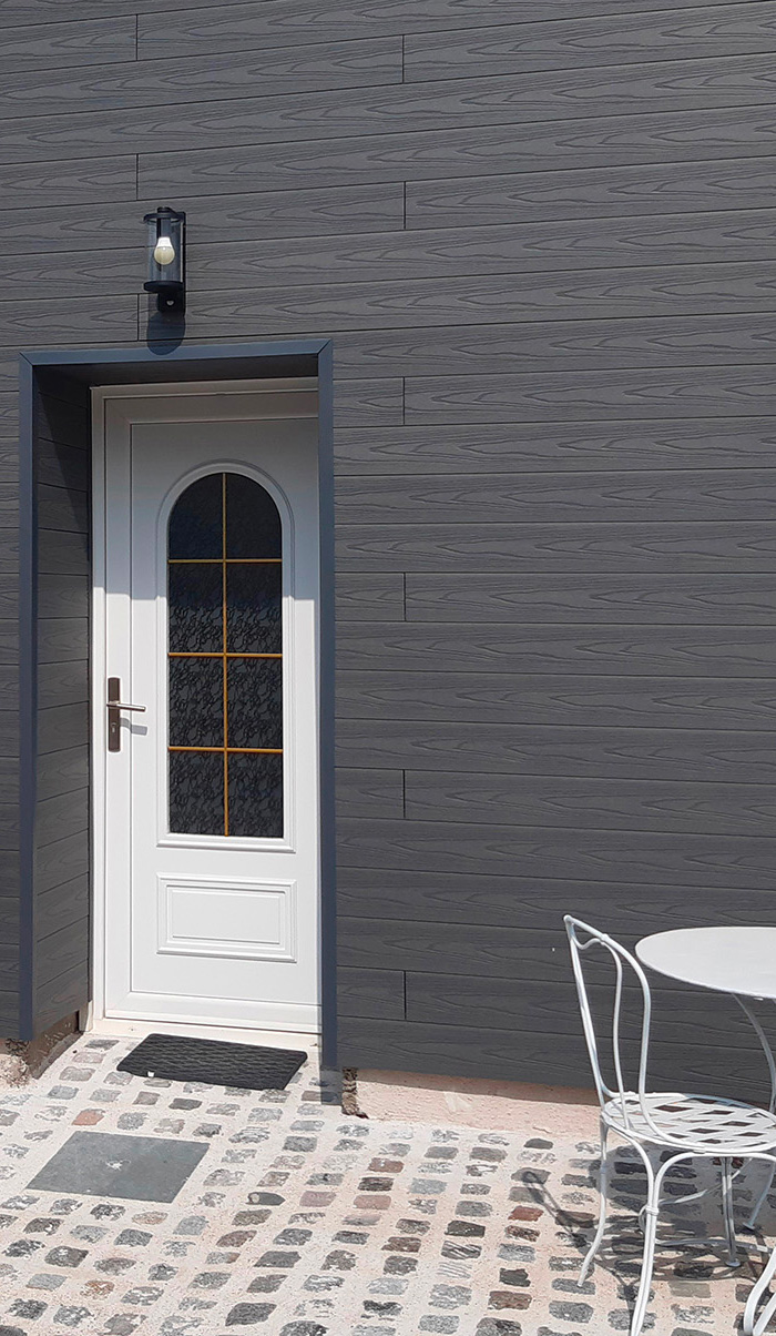 entrée de maison avec bardage ultraprotect anthra finitions structurées