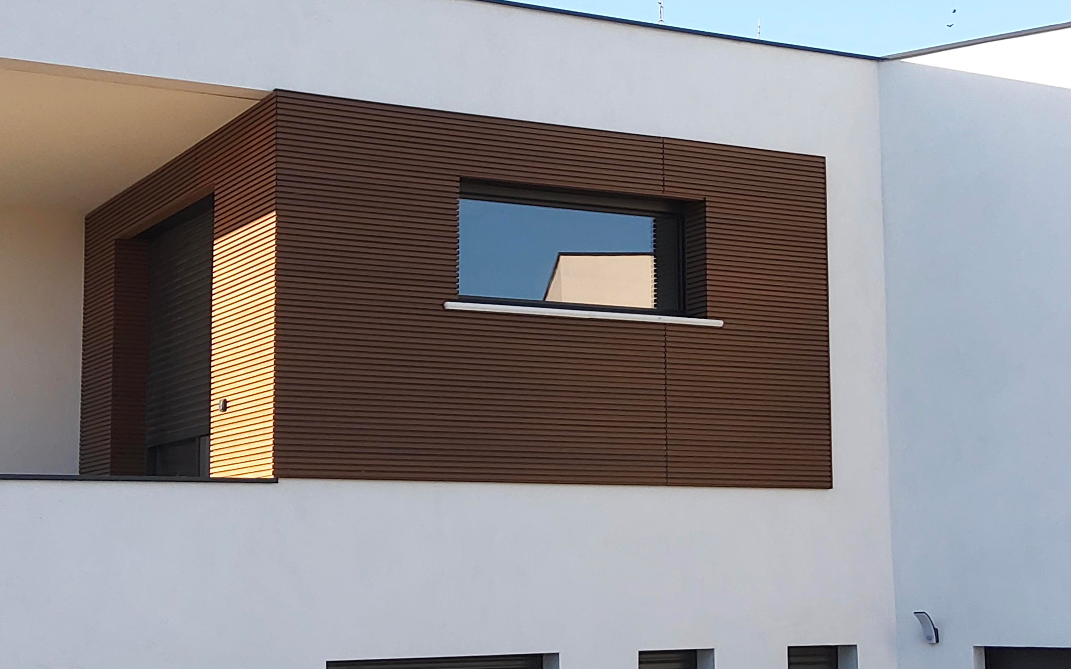 Claire voie composite NEO XS teinte teck pose horizontale installé par Atelier Design Concept Claire voie composite NEO XS teinte teck pose horizontale installé par Atelier Design Concept