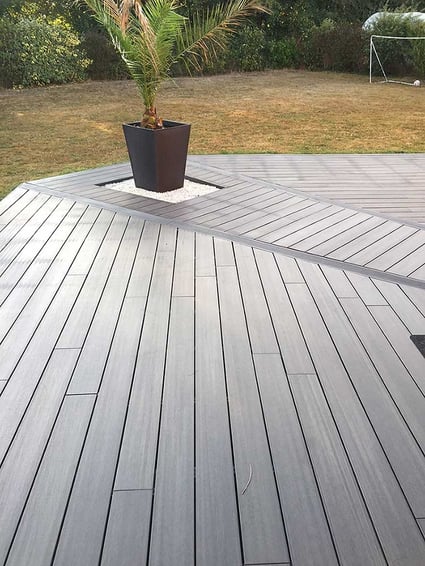 Terrasse composite avec pose décalée à coupes perdues