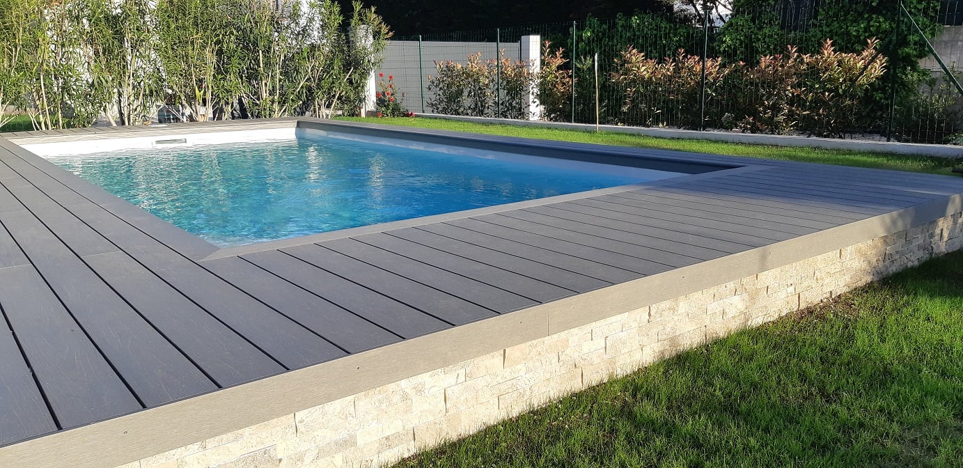 terrasse de piscine en composite neowood couleur béton