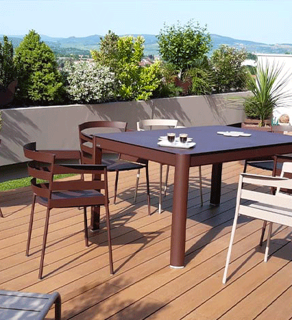 terrasse composite teinte teck et mobilier de jardin