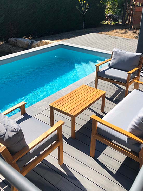 salon de jardin en bord de piscine sur terrasse en bois composite neowood teinte béton