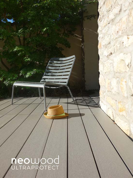coin détente sur terrasse en bois composite couleur béton gris clair coin détente sur terrasse en bois composite couleur béton gris clair